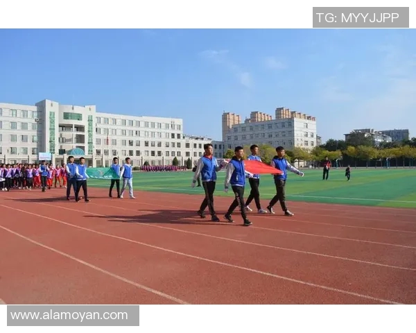 足球明星与卡梅隆亲密合影展现友谊与运动精神的完美结合